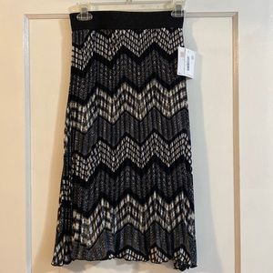 LuLaRoe “Jill” Black and White Pleated Skirt- Size XS